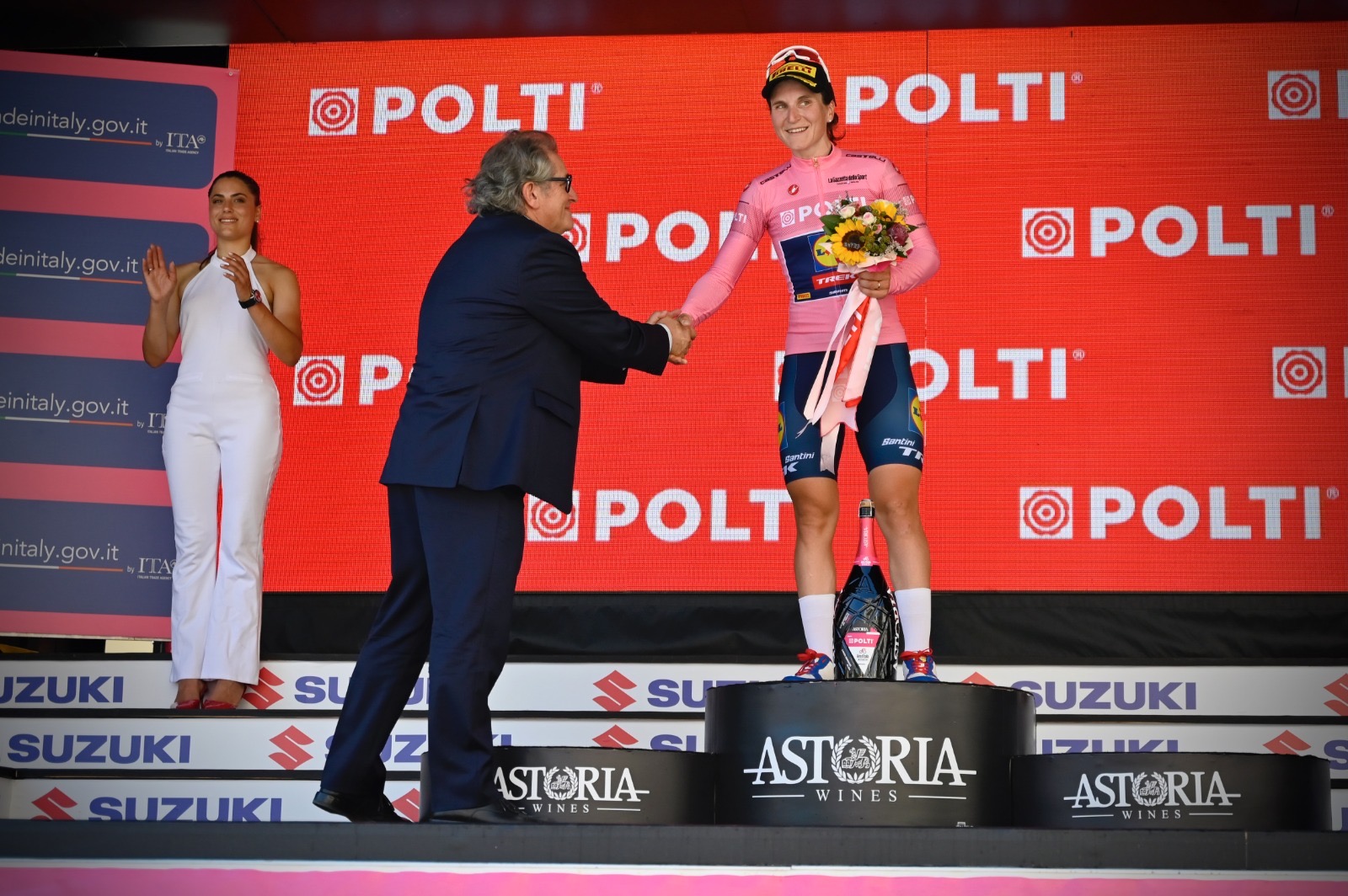 Giro Ditalia Women Damario Premia La Maglia Rosa Longo Borghini