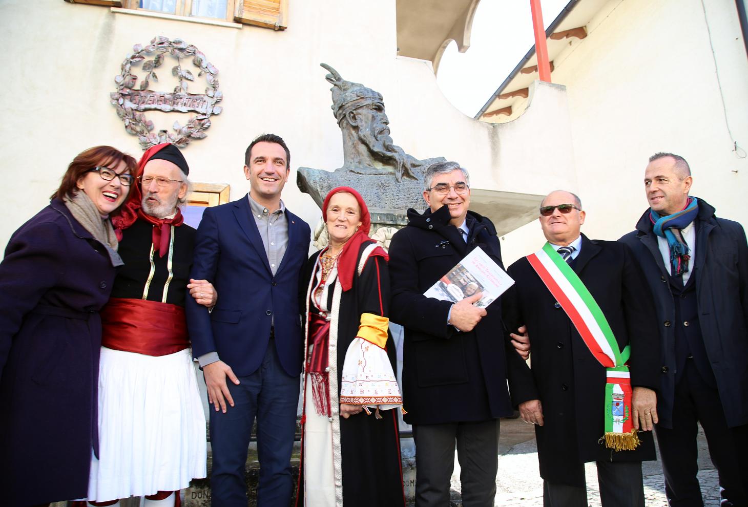 foto di gruppo con Luciano D'Alfonso e il sindaco di Tirana, Erion Veliay,