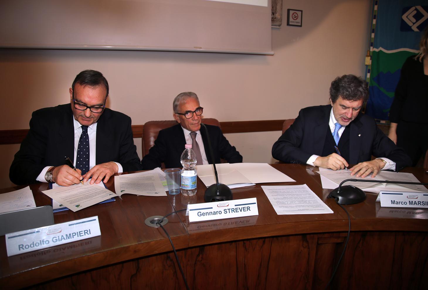 Nella foto il presidente Marsilio (da ds), Strever (al centro) ed il presidente dell'ASP, Rodolfo Giampieri