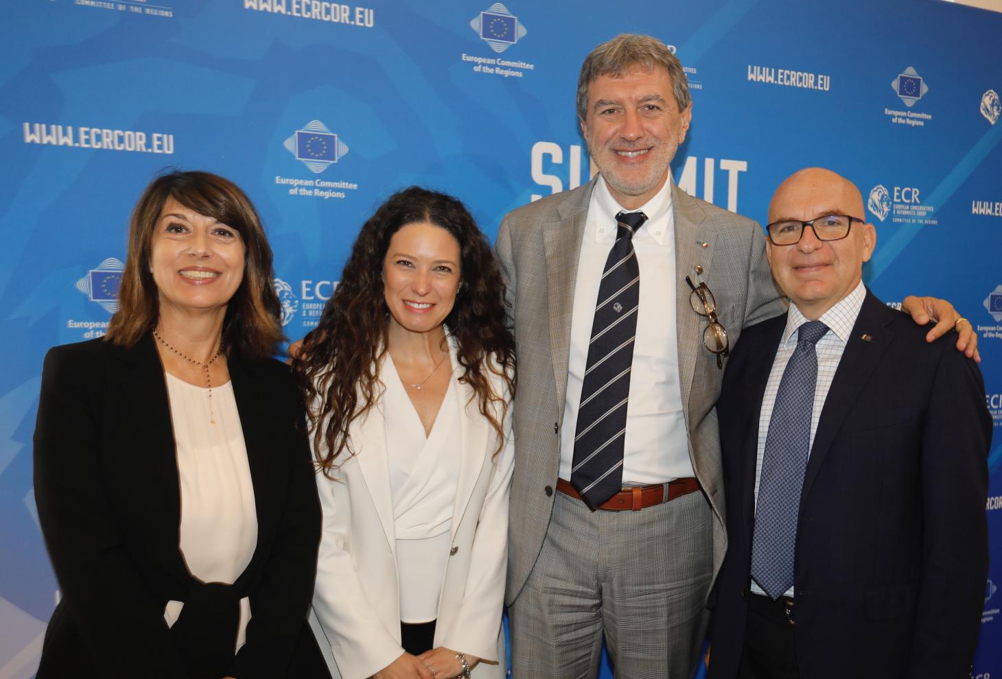 Il Presidente della Regione Abruzzo e Presidente del Gruppo ECR al Comitato europeo delle regioni Marco Marsilio, ha presieduto, il vertice del gruppo ECR riunito oggi a Roma alla presenza, tra gli  altri, della Vicepresidente del Parlamento europeo Antonella Sberna, al  Segretario Generale del Partito ECR Party, Antonio Giordano e alla Vicepresidente della Regione Lazio, Roberta Angelilli, che ha ospitato l’evento.