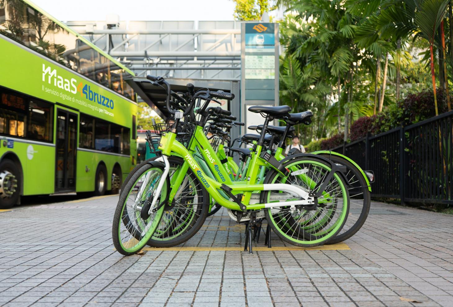 biciclette in primo piano e sullo sfondo un autobus con il marchio maas4abruzzo